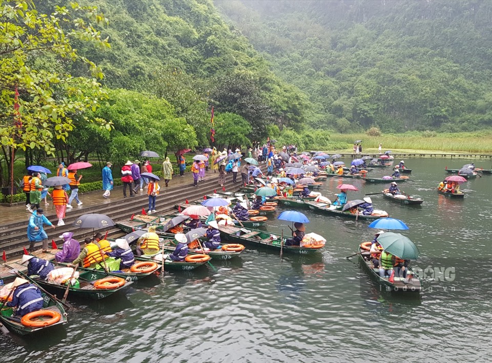 Sáng ngày 17.4 mặc dù trời mưa nhưng du khách vẫn ùn ùn kéo về Tràng An để tham quan, du lịch. Ảnh: NT