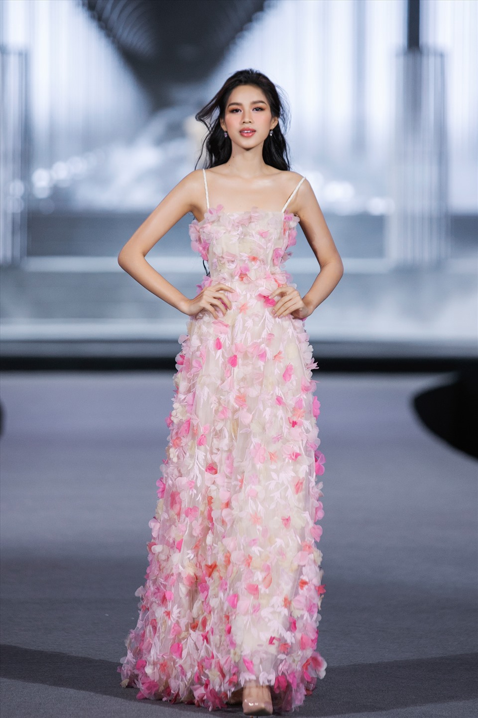 Hoa hậu Đỗ Hà, với vẻ đẹp ngọt ngào của nàng hậu xứ Thanh, cô nàng được đánh giá là rất hợp với màu sắc của BST lần này.