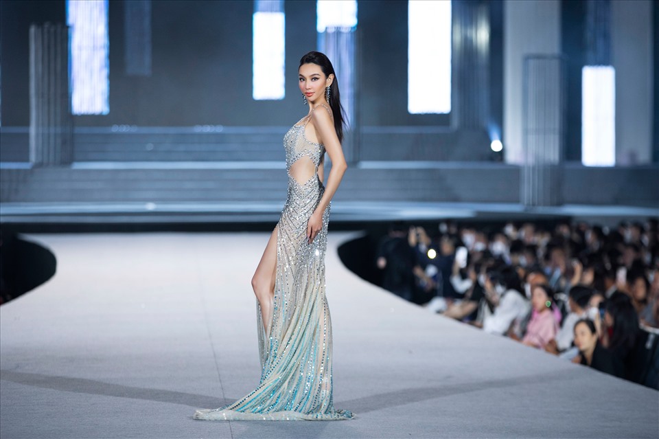 Trong BST “Hương” của NTK Nguyễn Minh Tuấn có sự xuất hiện của Hoa hậu Thùy Tiên cùng Á hậu Ngọc Thảo với hai vị trí quan trọng.