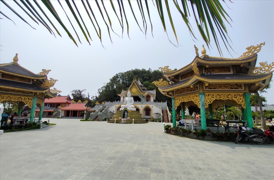 Khuôn viên trong chùa được thiết kế hài hòa với lầu chuông, lầu trống, hồ Hàn Tử xen kẽ bồn hoa, cây xanh, đài phun nước… Ảnh: Q.D