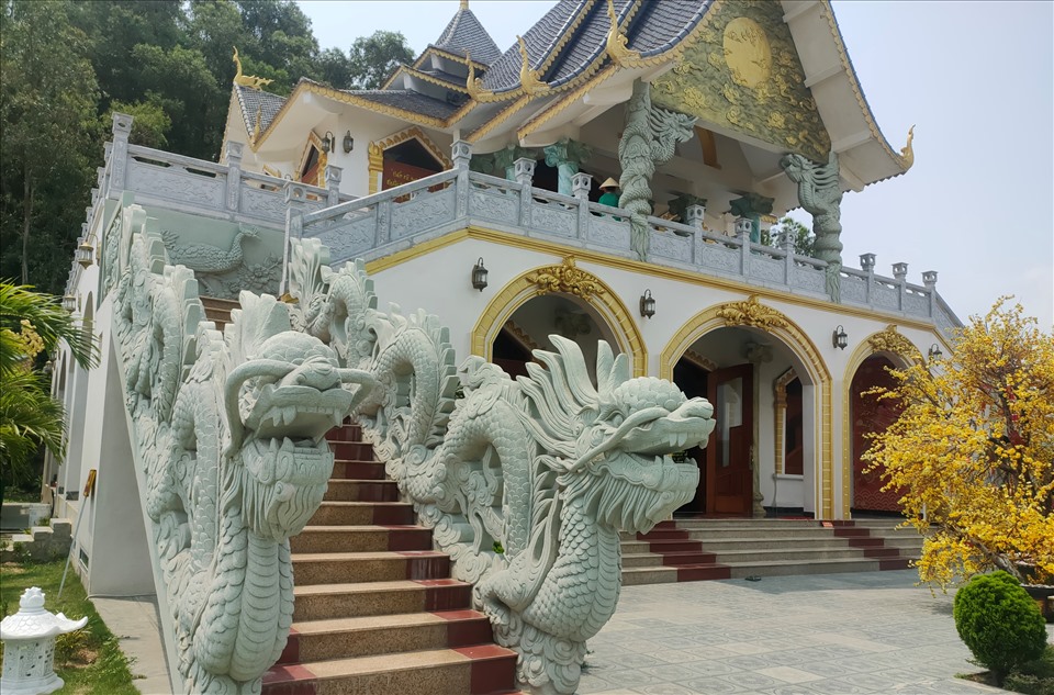 Ngôi chùa được xây dựng với kiến trúc khá độc đáo, với 4 con rồng ở hai lối lên, xuống. Ảnh: Q.D