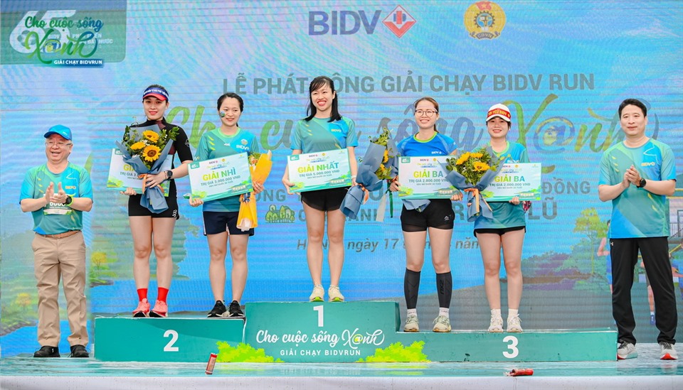 Lãnh đạo BIDV trao thưởng cho một số vận động viên nữ có thành tích cao tại BIDVRun Cho cuộc sống Xanh
