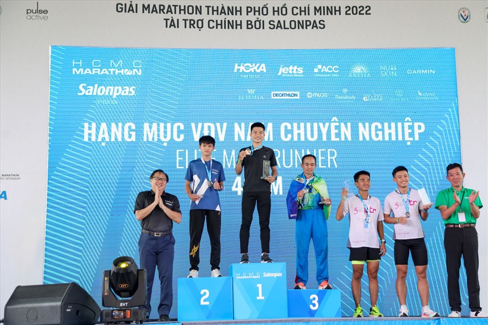 Ông Mai Bá Hùng (trái), Phó giám đốc Sở Văn hóa và Thể thao TPHCM trao giải cho những vận động viên nam đạt thành tích tốt nhất ở hạng chuyên nghiệp. Kết thúc giải, 30 vận động viên nam và 10 vận động viên nữ có thành tích tốt nhất sẽ giành quyền dự giải tiền SEA Games 31 tại Việt Nam.