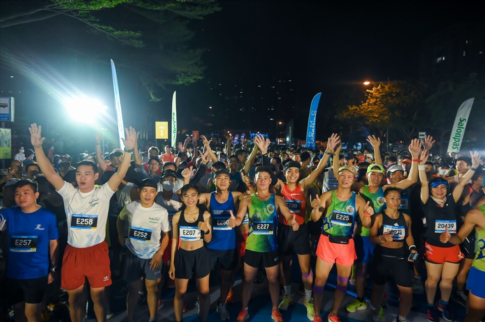 Với những ý nghĩa lớn lao đó, Giải HCMC Marathon năm 2022 đã thu hút số lượng vận động viên tham dự đông đảo. Các runner đều rất háo hức chờ so tài, dù họ phải dậy từ rất sớm để thi đấu.