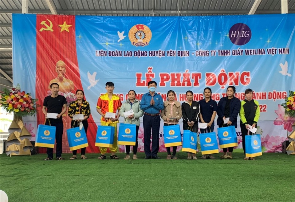 Ông Mai Bá Nam - Phó Chủ tịch LĐLĐ tỉnh Thanh Hóa trao quà cho các công nhân lao