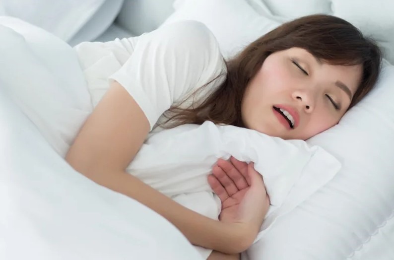 6. Ngủ ngon hơn. Một nghiên cứu từ Đại học Pennsylvania cho thấy rằng chỉ cần giảm một lượng nhỏ cân nặng cũng có thể cải thiện giấc ngủ. Điều đó có nghĩa là bạn sẽ có nhiều năng lượng hơn và tâm trạng tốt hơn.