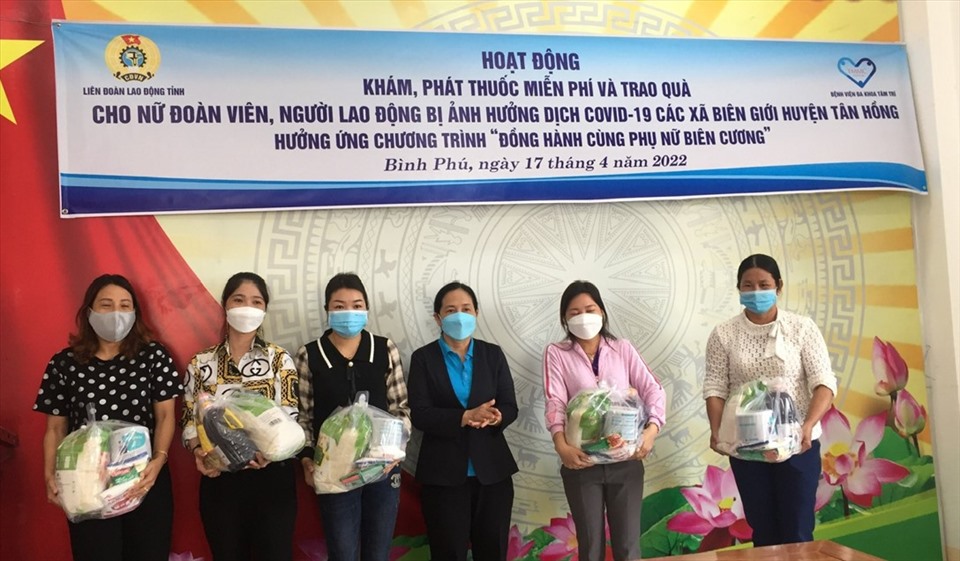 Lãnh đạo LĐLĐ tỉnh Đồng Tháp tặng quà cho nữ đoàn viên, CNLĐ.