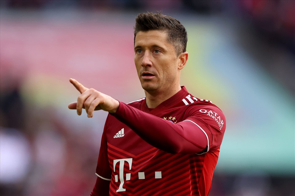 Lewandowski sẽ hợp thành cặp tiền đạo đáng sợ của Barcelona nếu đến Nou Camp. Ảnh: AFP