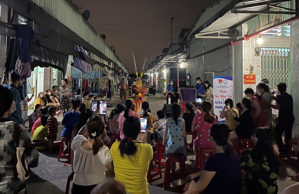 Đây là không gian tối chủ nhật (17.4) ở nhà Trọ Trung Kiên đóng trên địa bàn phường Tân Định, thị xã Bến Cát, tỉnh Bình Dương. Nơi đây có hàng trăm công nhân lao động xa quê đang ở trọ. Tối nay,