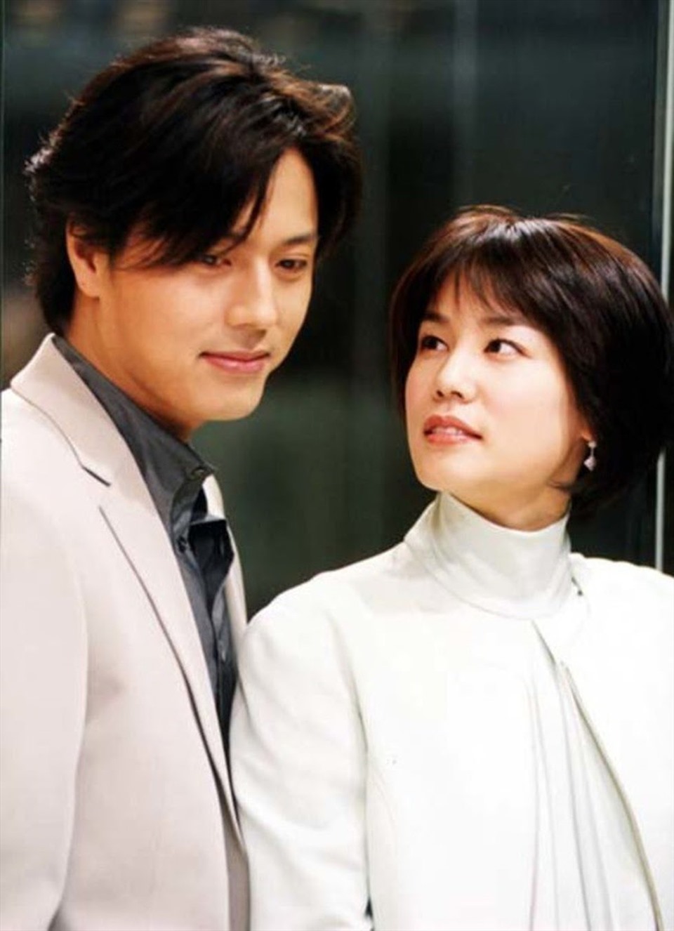 Một trong những tác phẩm đã đưa tên tuổi anh vụt sáng là bộ phim “Giày thủy tinh” (2002) cùng dàn diễn viên So Ji Sub, Kim Hyun Joo, Kim Ji Ho... Ảnh: ST