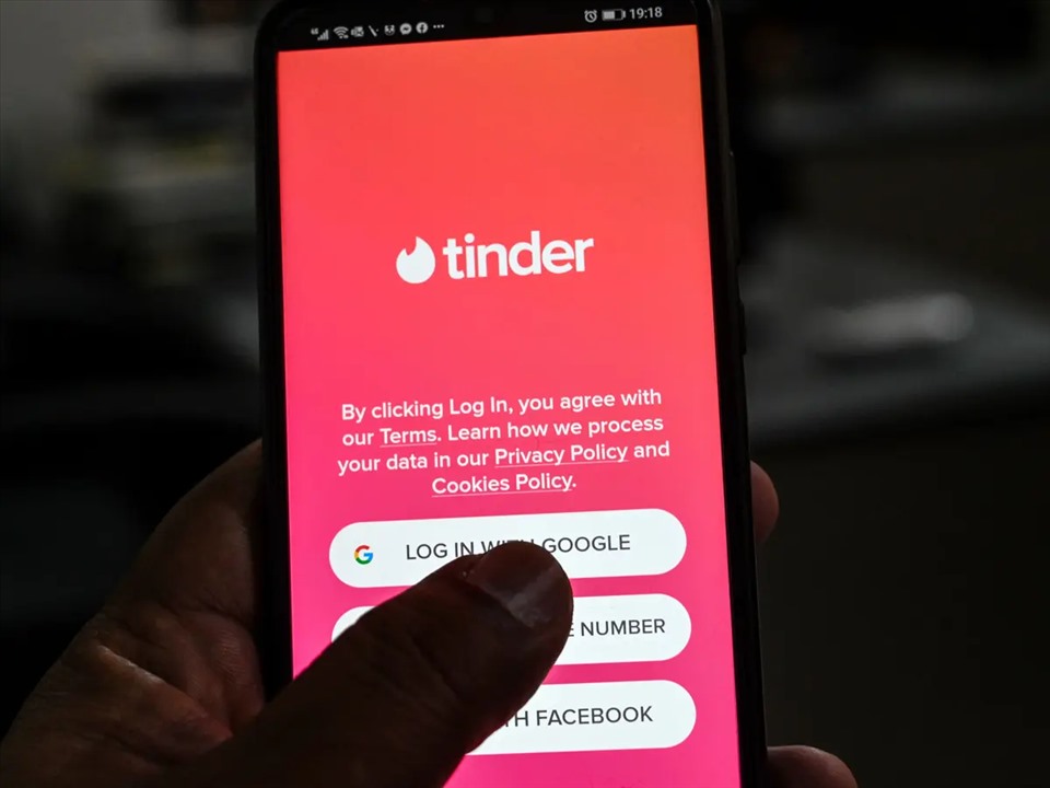 Ứng dụng hẹn hò Tinder đã cán mốc 100 triệu lượt tải về và có hơn 10 triệu lượt truy cập mỗi ngày. Ảnh: Independent.