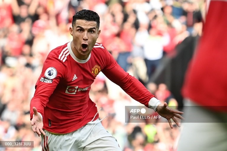 3. Cristiano Ronaldo (Tiền đạo - Manchester United): 15 bàn thắng