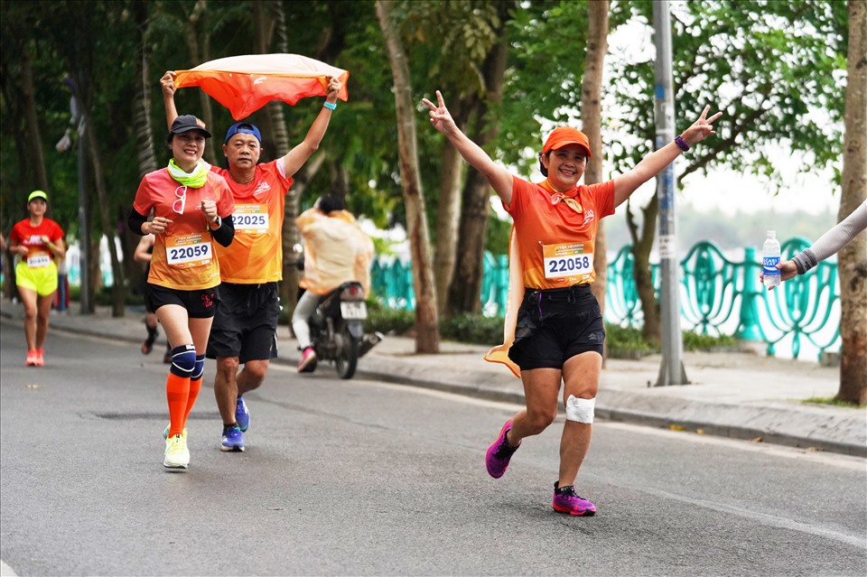 Tay Ho Half Marathon 2021 thu hút vận động viên nhiều lứa tuổi. Ảnh:THHM