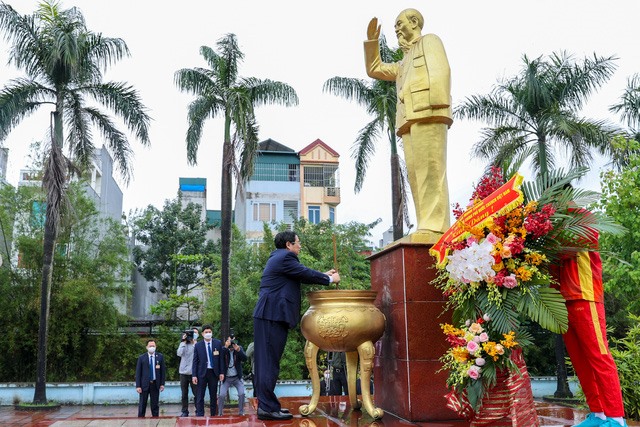Thủ tướng Phạm Minh Chính, các đại biểu và đại diện đoàn thể thao Việt Nam dâng hương, dâng hoa tại tượng đài Chủ tịch Hồ Chí Minh. Ảnh: Hải Nguyễn