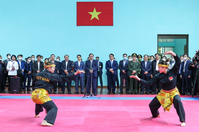 Thủ tướng và các đại biểu theo dõi các đội tuyển võ thuật thi đấu biểu diễn. Ảnh: Hải Nguyễn