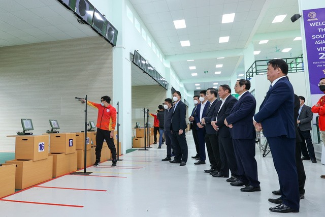 Thủ tướng và các đại biểu theo dõi đội tuyển bắn súng tập luyện. Ảnh: Hải Nguyễn