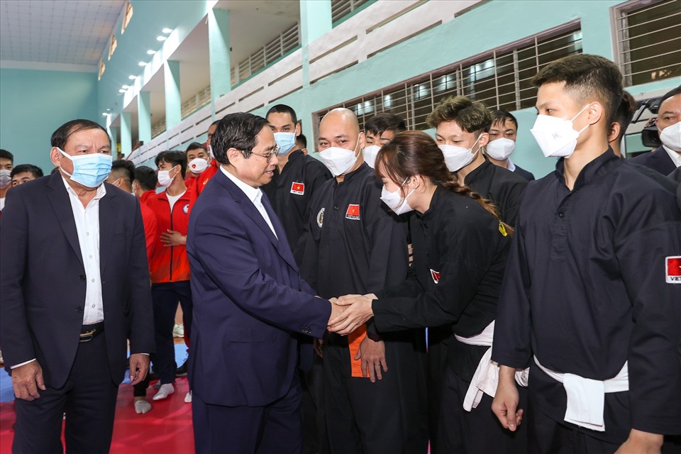 Thủ tướng thăm hỏi, động viên các vận động viên. Ảnh: Hải Nguyễn