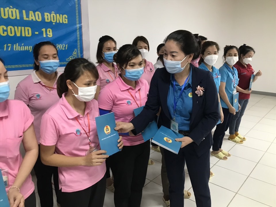 Phó Chủ tịch Liên đoàn Lao động tỉnh Nghệ An Nguyễn Thị Thu Nhi tặng quà cho đoàn viên, người lao động. Ảnh: Trần Đông