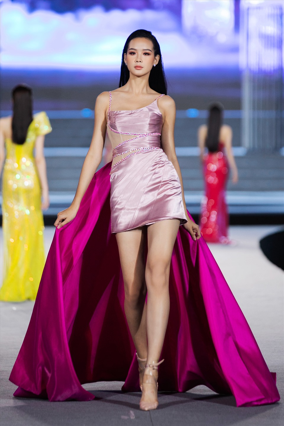 Sau 2 đêm trình diễn tại VietNam Beauty fashion fest, 64 thí sinh của Miss World Việt Nam đã thể hiện mình trước BGK và khán giả. Các thí sinh đã có cơ hội làm quen cùng sàn runway, thể hiện thần thái trước camera và công chúng.