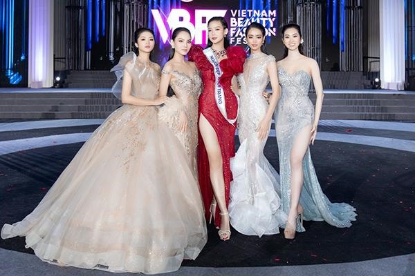 Từ những cô gái chưa quen đi giày cao gót, các thí sinh Miss World Việt Nam 2022 đã có sự thay đổi bất ngờ khi tự tin sải bước trên sàn catwalk dài 40m trước hàng nghìn khán giả. Trải qua 2 đêm thi hấp dẫn, Hội đồng giám khảo đã chọn ra Top 5 “Người đẹp thời trang” Miss World Việt Nam 2022. Ảnh: SV.