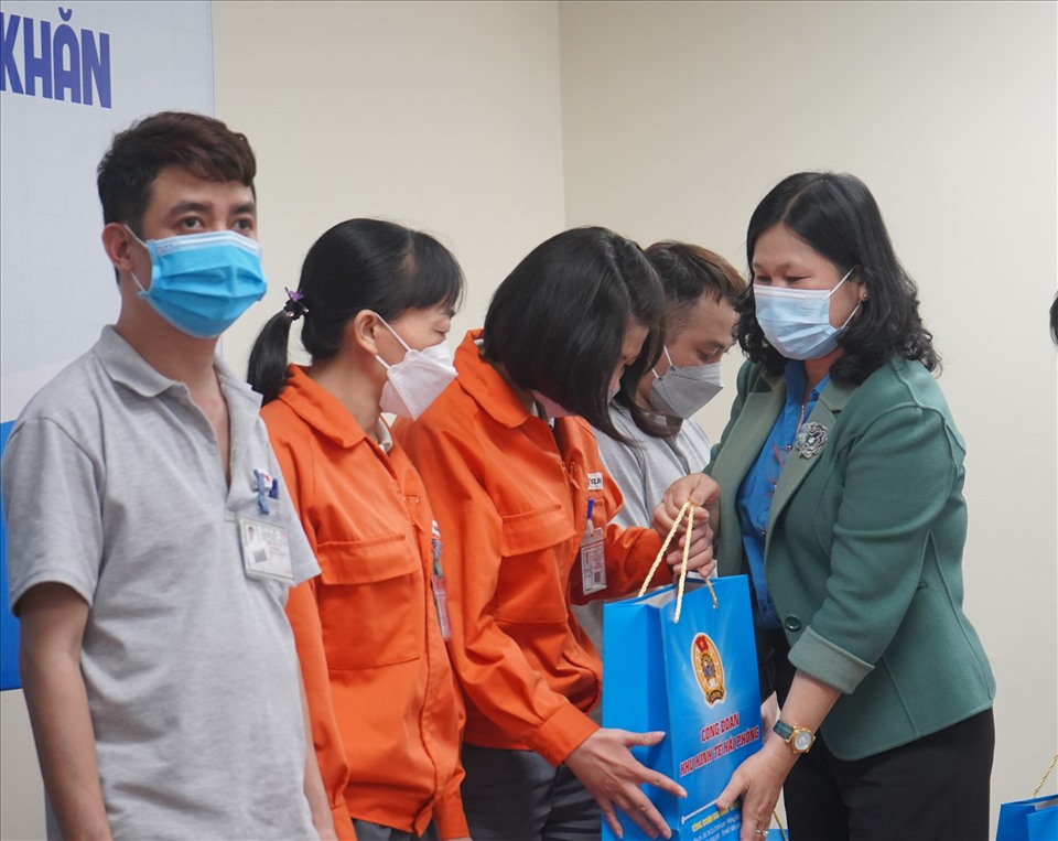 Công đoàn KKT Hải Phòng tặng quà 28 lao động khuyết tật Công ty TNHH Yazaki. Ảnh: Mai Dung