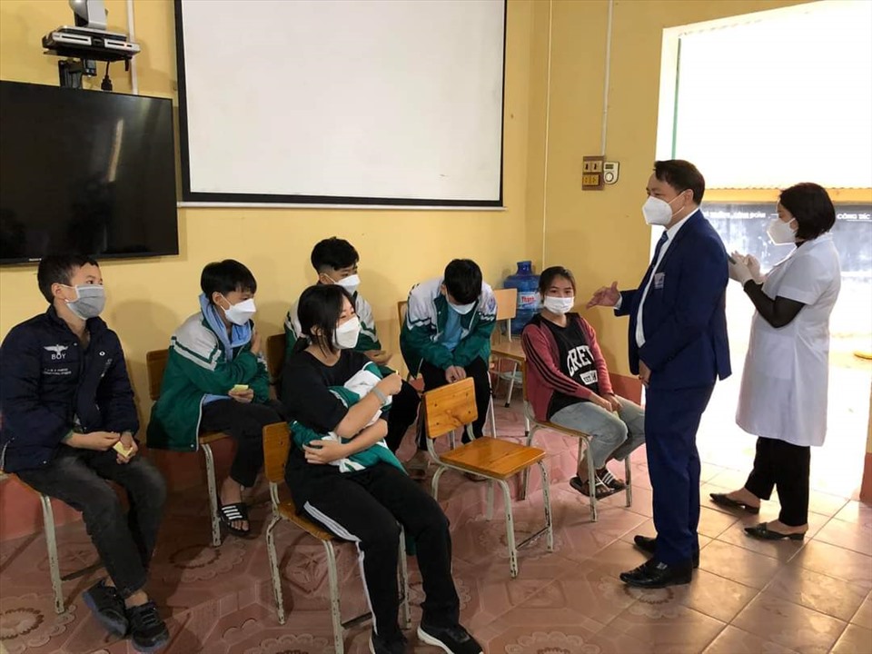 Cán bộ ngành Y tế Yên Bái đến kiểm tra công tác tiêm vaccine phòng COVID-19 trên địa bàn.