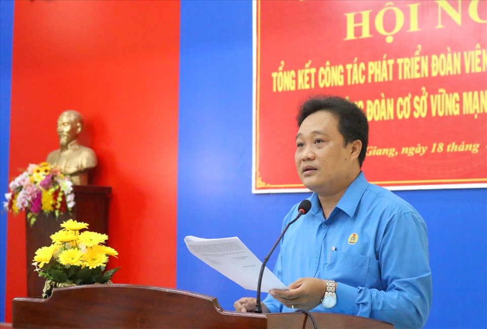 Ông Phạm Văn Đằng, Phó Chủ tịch LĐLĐ tỉnh Kiên Giang báo cáo tổng kết công tác phát triển đoàn viên, thành lập CĐCS năm 2021. Ảnh: LT