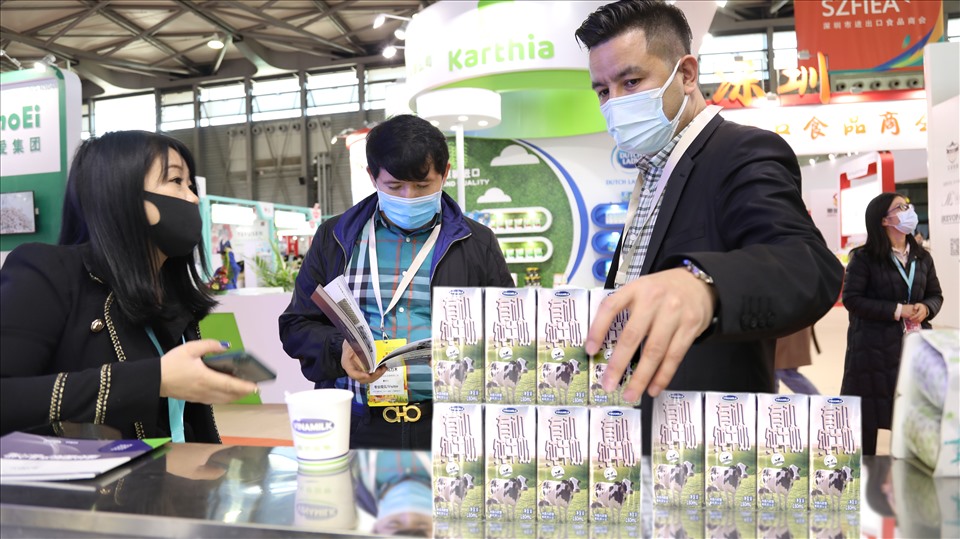 Các sản phẩm sữa của Vinamilk được người tiêu dùng chú ý khi tham gia hội chợ thực phẩm quốc tế tại Thượng Hải cuối năm 2021.