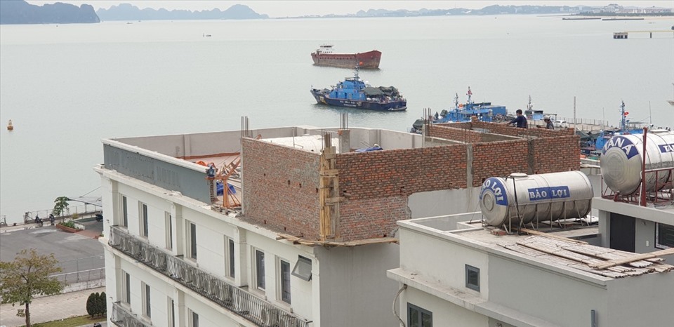 Một hộ dân xây thêm trên phần tum ở Khu đô thị Bến Đoan, phường Hồng Gai, TP.Hạ Long. Ảnh: Nguyễn Hùng