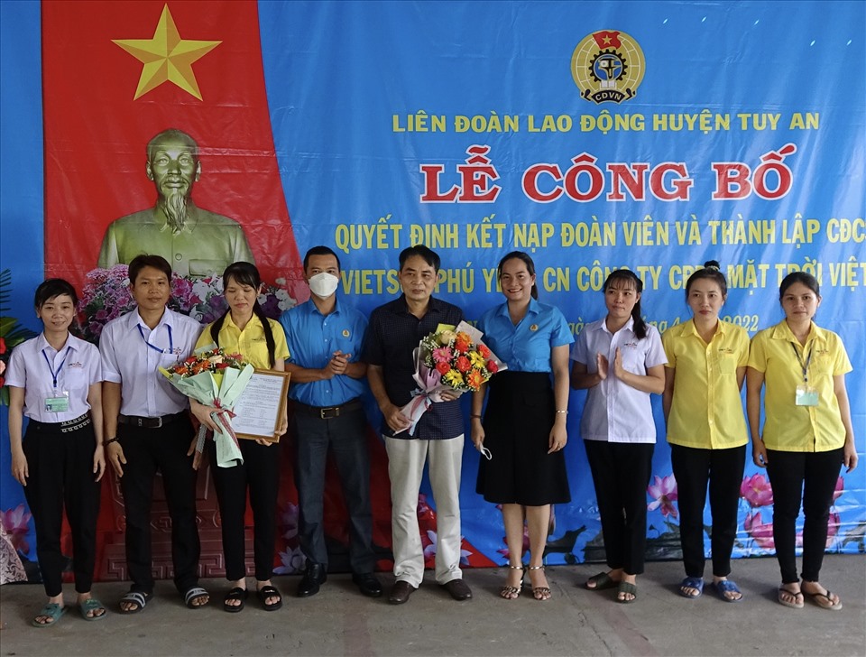 Lãnh đạo LĐLĐ huyện Tuy An trao quyết định thành lập CĐCS và ban chấp hành lâm thời CĐCS Công ty VietSun Phú Yên.