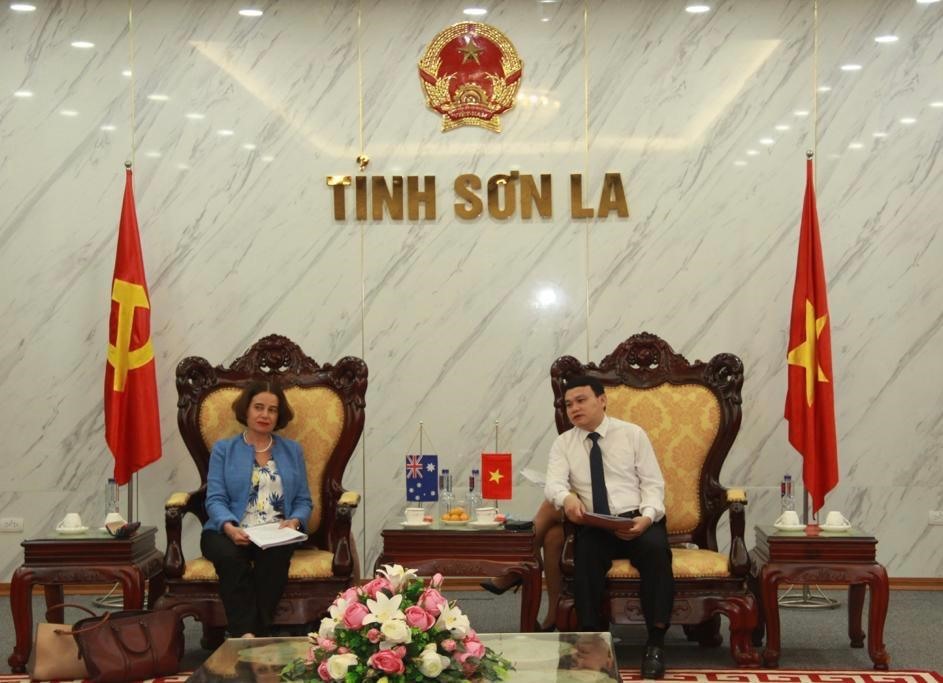 Đại sứ Australia tại Việt Nam, bà Robyn Mudie đã gặp Phó Chủ tịch Ủy ban nhân dân tỉnh Sơn La, ông Đặng Ngọc Hậu và Phó Chủ tịch Ủy ban nhân dân tỉnh Điện Biên, ông Phạm Đức Toàn. Ảnh: Khánh Minh