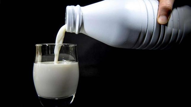 1. Sữa bổ sung dưỡng chất. Sữa là phương pháp truyền thống có tác dụng ngăn ngừa loãng xương. Các sản phẩm từ sữa có nguồn canxi dồi dào, là khoáng chất thiết yếu với khung xương. Theo các chuyên gia, sử dụng một ly sữa sẽ giúp bổ sung vitamin D, canxi cho cơ thể, mang lại tác dụng hiệu quả giúp chắc xương.