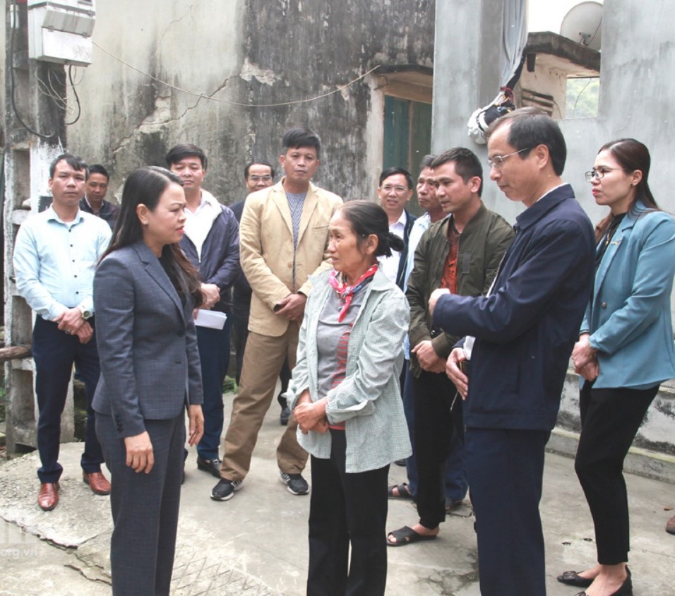 Bà Nguyễn Thị Thu Hà, Bí thư Tỉnh ủy Ninh Bình trực tiếp đến kiểm tra hiện trường và thăm hỏi, động viên các hộ dân bị ảnh hưởng. Ảnh: NT