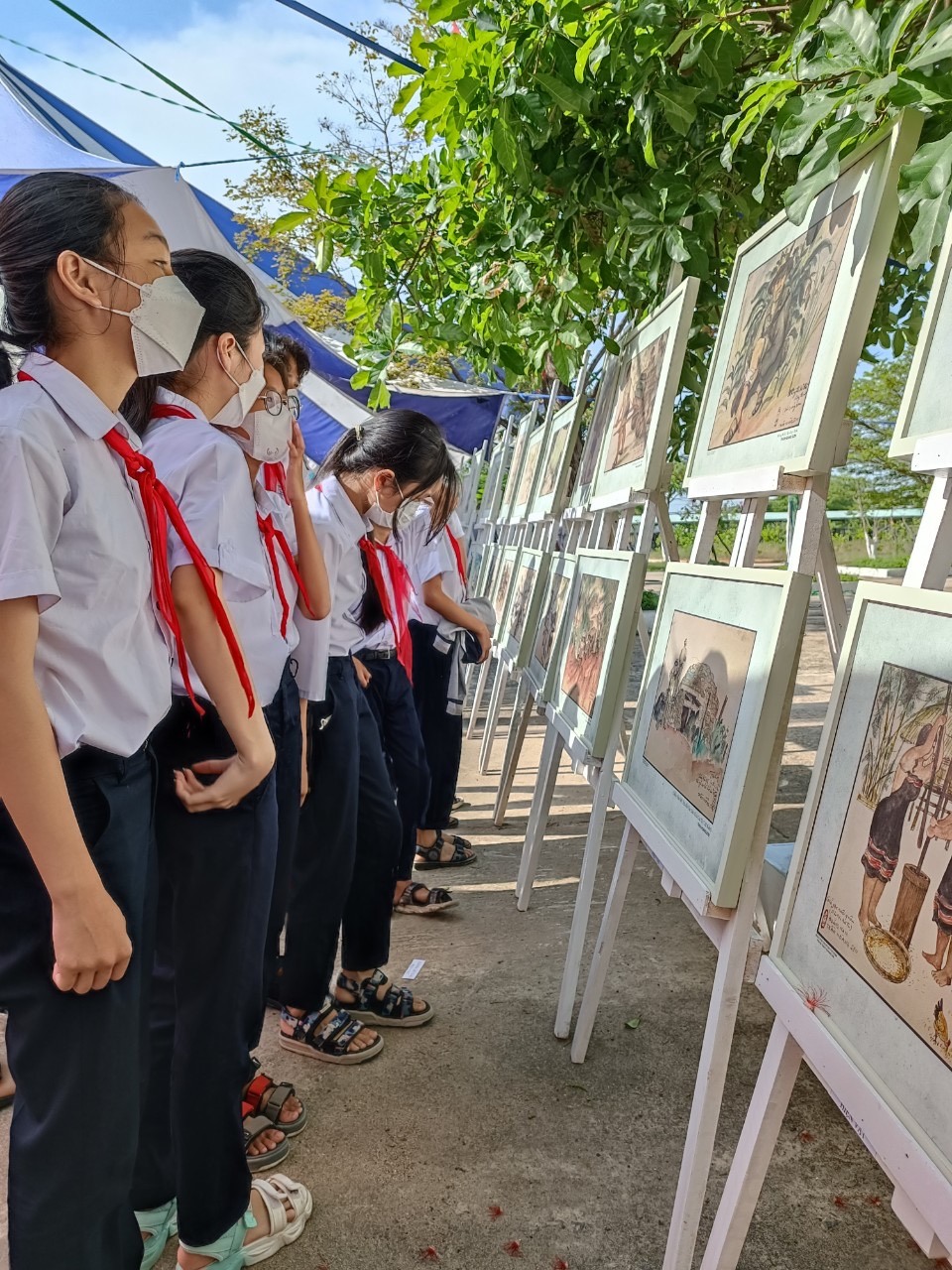 Các em học sinh tham quan triển lãm