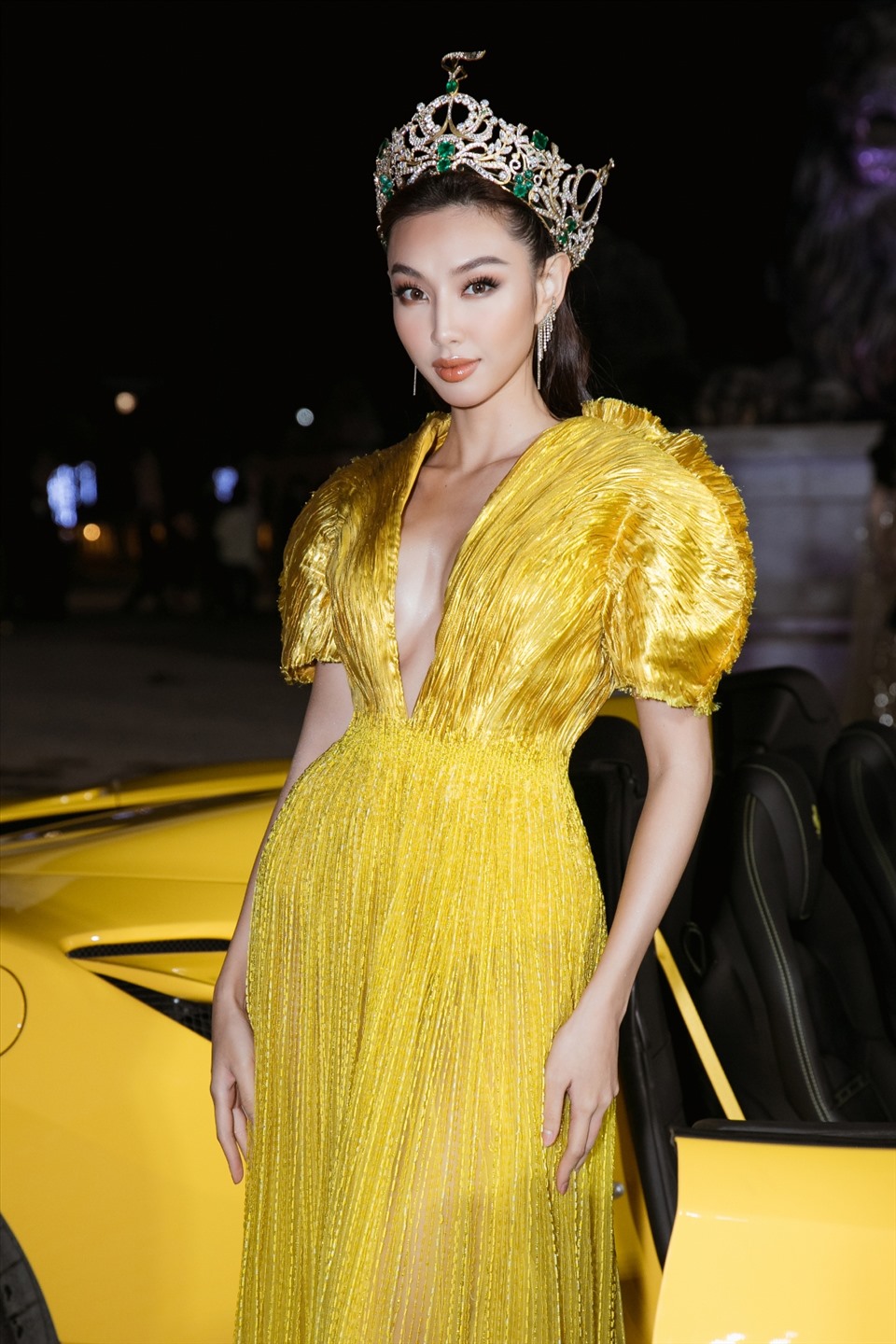 Hoa hậu Thùy Tiên xuất hiện rạng rỡ trong bộ đầm vàng nổi bật