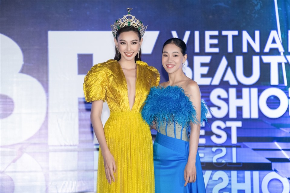 Thuỳ Tiên và bà Phạm Kim Dung - Chủ tịch Miss World Vietnam trên thảm đỏ.