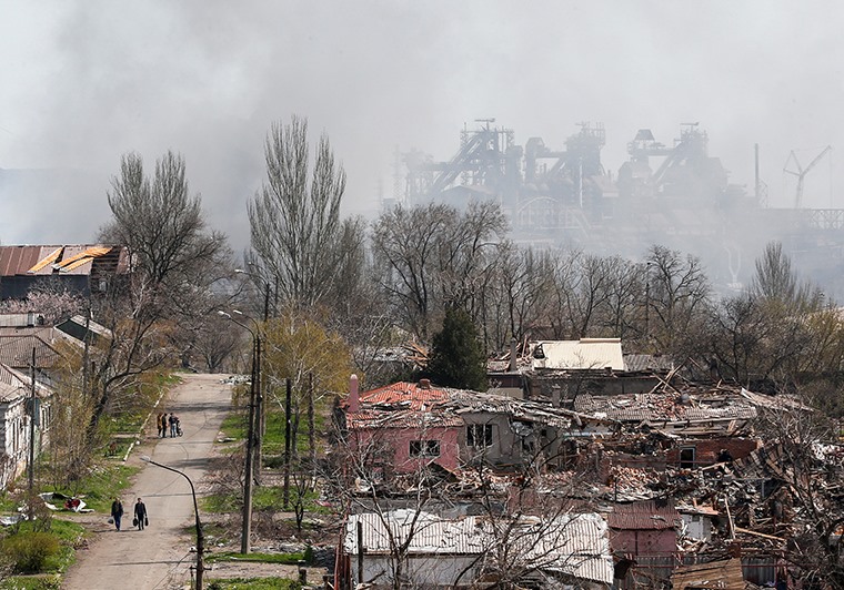 Smoke rises at the Mariupol Iron and Steel Plant, Ukraine, April 18, 2022.  Photo: Reuters