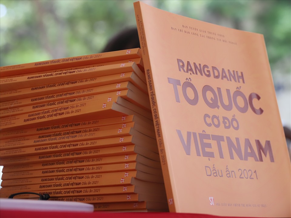 Ra mắt cuốn sách “Rạng danh tổ quốc, cơ đồ Việt Nam - Dấu ấn 2021. Ảnh: T.Vương