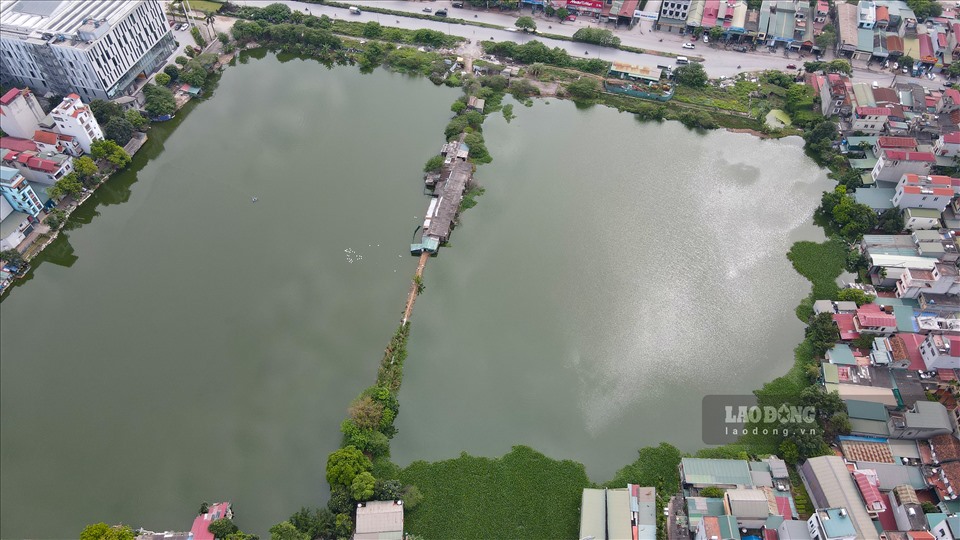 Thống kê cho thấy, từ năm 1990 đến nay, trên địa bàn Thủ đô có đến 21 hồ tự nhiên với 150 ha diện tích mặt nước bị xóa sổ. Tính chung diện tích mặt nước của Hà Nội đã giảm hơn 50% từ con số hơn 2.000 ha.