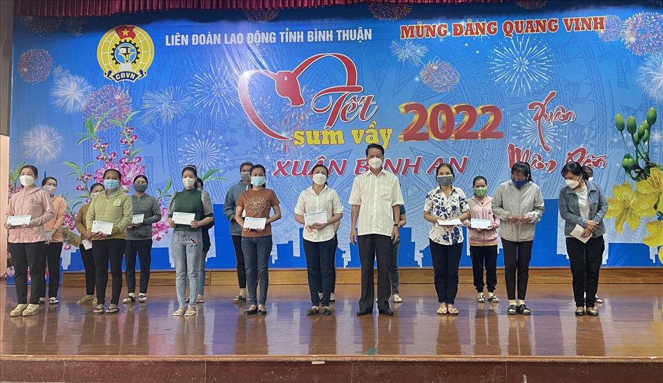Chương trình Tết Sum Vầy tặng quà cho người lao động khó khăn được tổ chức tại LĐLĐ tỉnh Bình Thuận. Ảnh: DT