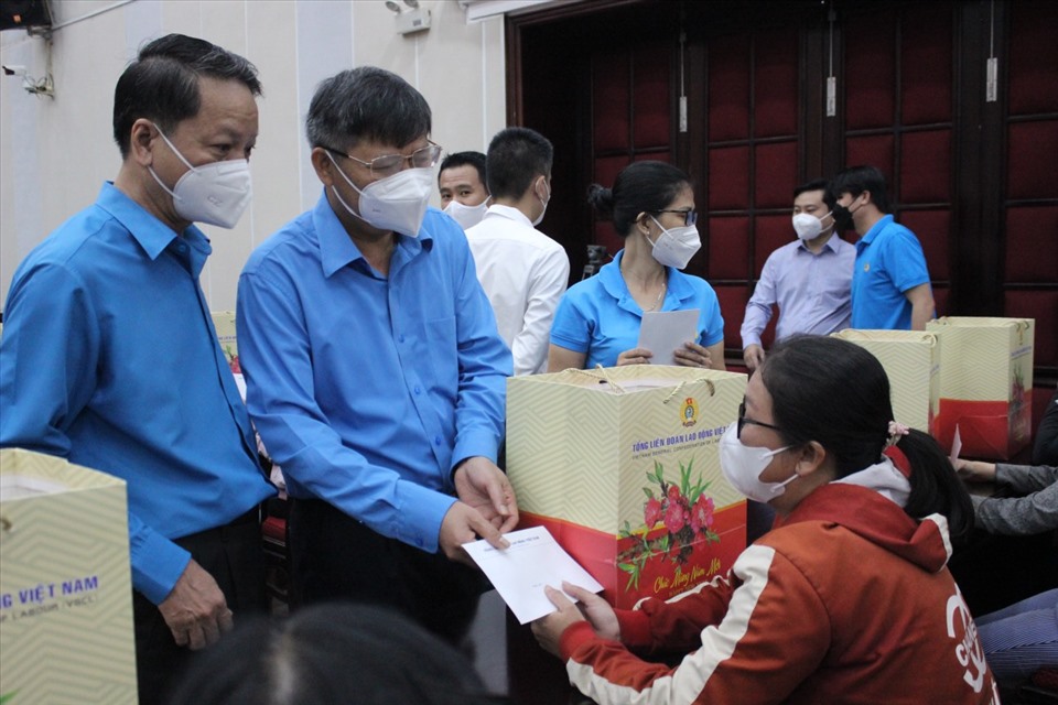 Phó Chủ tịch Tổng Liên đoàn Lao động Việt Nam (đứng bên phải) tặng quà cho công nhân Bình Thuận dịp Tết Nguyên Đán vừa qua. Ảnh: DT