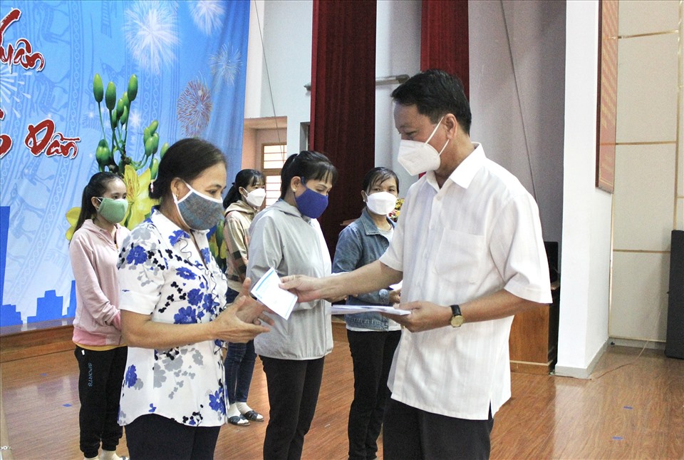Chủ tịch LĐLĐ Bình Thuận trao quà dịp Tết vừa qua cho các nhân viên cấp dưỡng tại Phan Thiết. Ảnh: DT