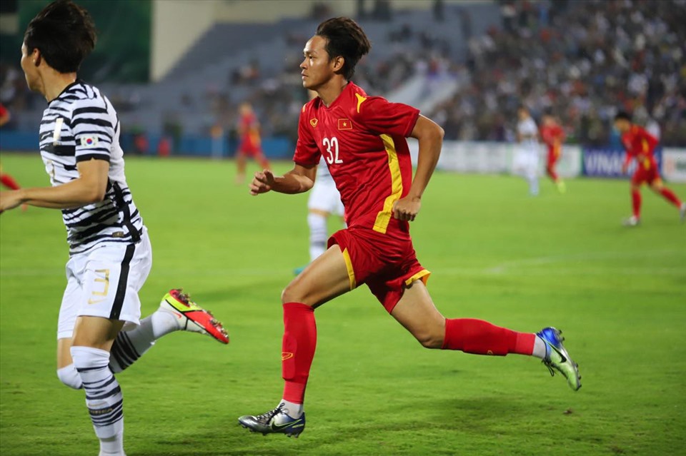 U23 Việt Nam thi đấu khá ổn định trong những phút đầu hiệp 1. Ảnh: Minh Đức