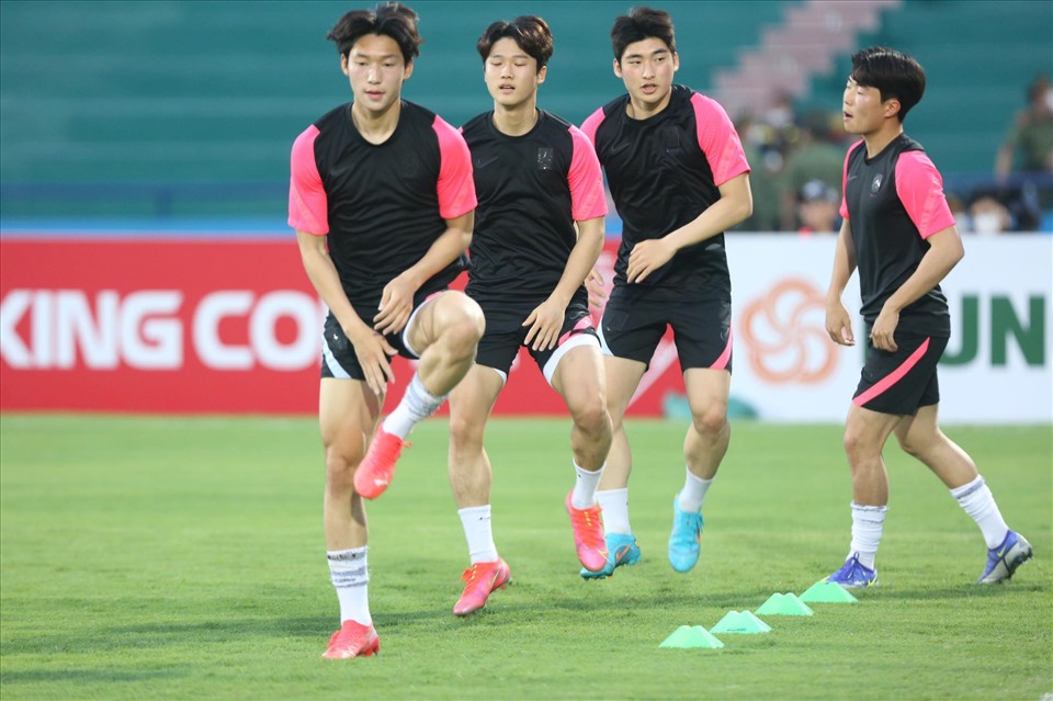 Các cầu thủ Hàn Quốc khởi động trước trận. Ảnh: Minh Anh