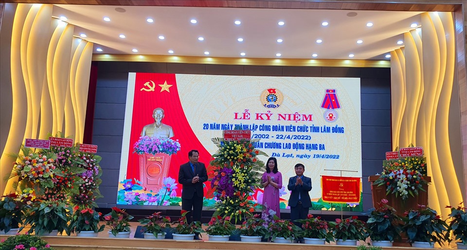 Công đoàn Viên chức Việt Nam chúc mừng tại buổi lễ. Ảnh Đức Thiệm