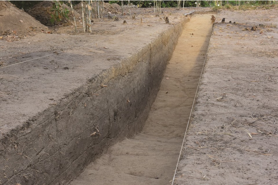 còn bên ngoài khu vực tường, đội khảo cổ đã phát hiện di tích vòng hào bao quanh tường thành.
