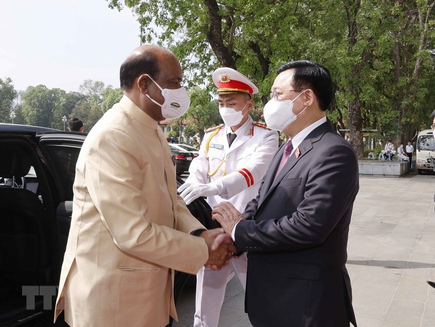Sáng 19.4, đoàn đại biểu Nghị viện Cộng hòa Ấn Độ do ông Om Birla - Chủ tịch Hạ nghị viện Cộng hòa Ấn Độ dẫn đầu đã đến Hà Nội, bắt đầu chuyến thăm chính thức Việt Nam từ ngày 19-21.4.2022 theo lời mời của Chủ tịch Quốc hội Vương Đình Huệ. Ảnh: TTXVN