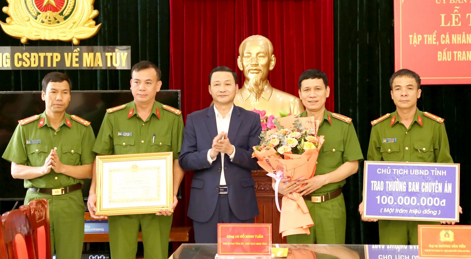 Chủ tịch UBND tỉnh Thanh Hóa Đỗ Minh Tuấn trao Bằng khen và tiền thưởng cho các tập thể, cá nhân có thành tích trong việc trấn áp tội phạm ma túy. Ảnh: CATH