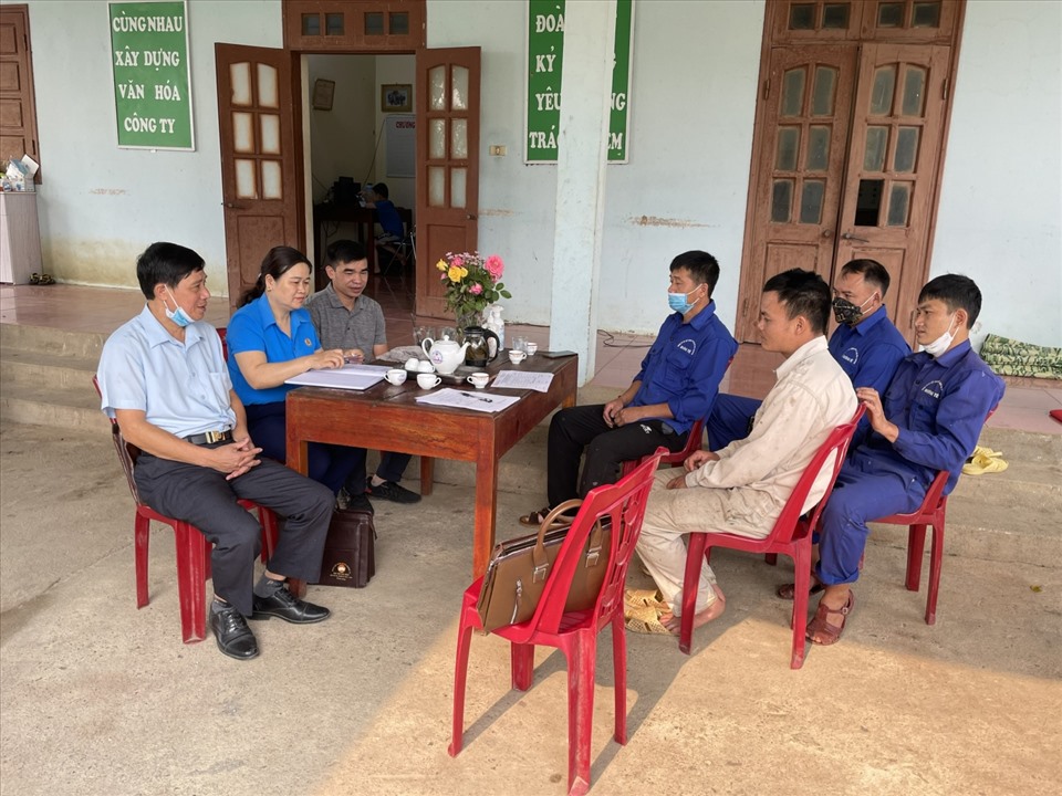 LĐLĐ huyện Mường Tè cùng các thành viên trong đoàn tuyên truyền, vận động thành lập tổ chức công đoàn.