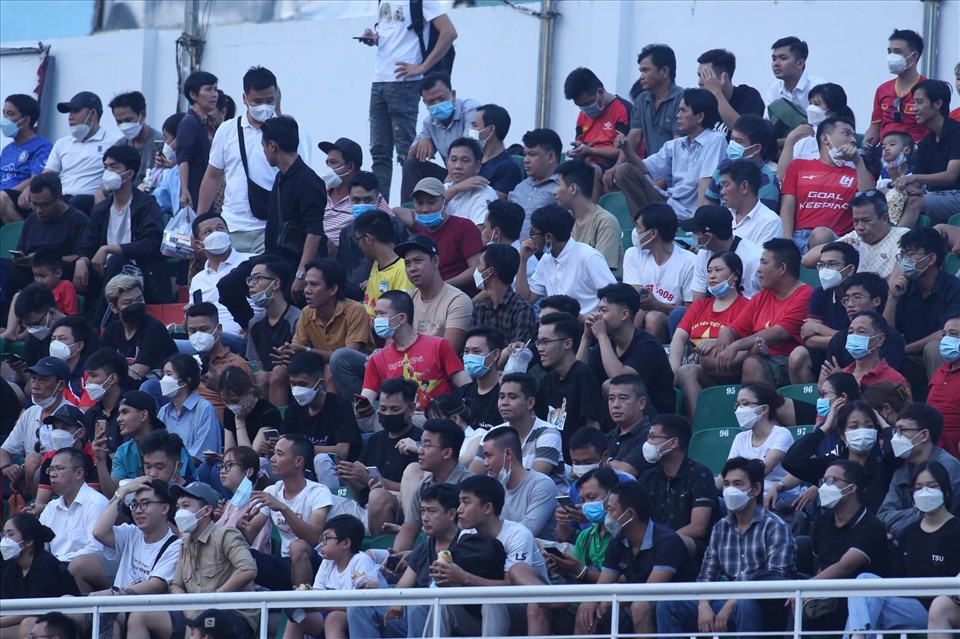 Khán giả liên tục đến sân theo dõi trận đấu thứ 2 của Hoàng Anh Gia Lai tại AFC Champions League 2022. Ảnh: Thanh Vũ